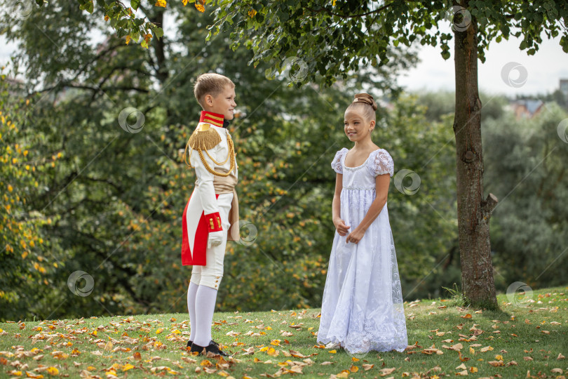 Скачать Детская танцующая пара, одетая как персонажи романа "Война и мир" фотосток Ozero