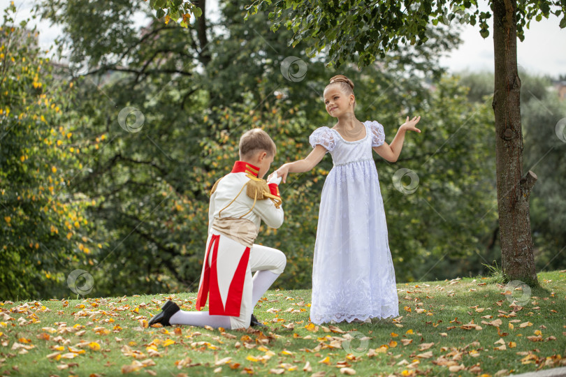 Скачать Детская танцующая пара в костюмах персонажей романа "Война и мир" фотосток Ozero