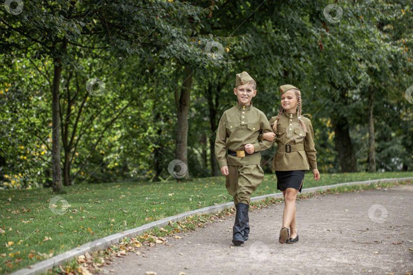 Скачать Двое детей в военной форме времен Второй мировой войны фотосток Ozero