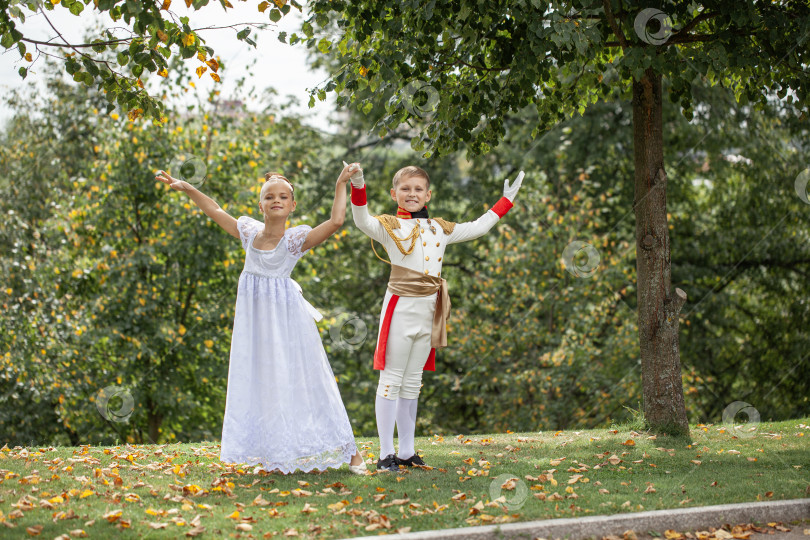 Скачать Детская танцующая пара в костюмах персонажей романа "Война и мир" фотосток Ozero