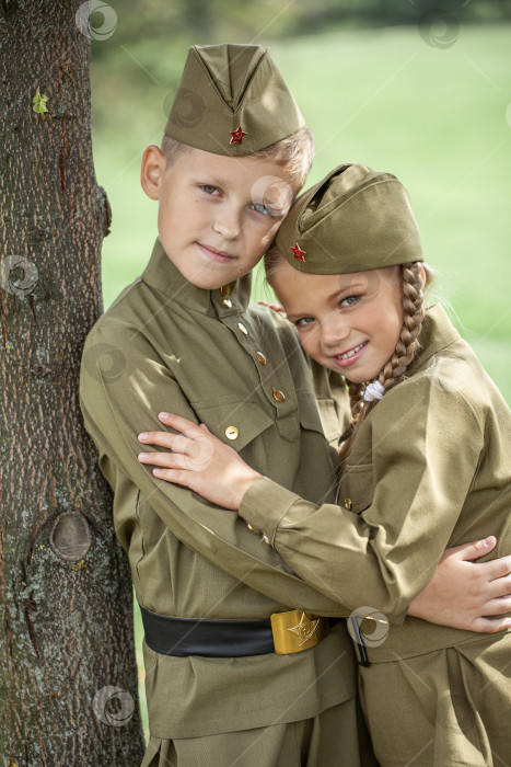 Скачать Двое детей в военной форме времен Второй мировой войны фотосток Ozero