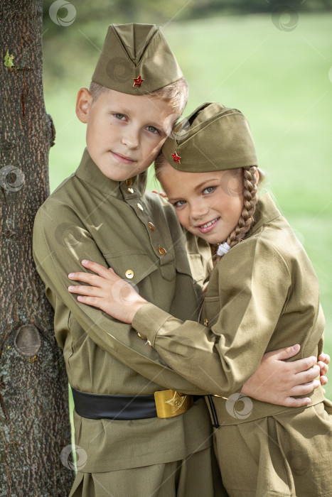 Скачать Двое детей в военной форме времен Второй мировой войны фотосток Ozero