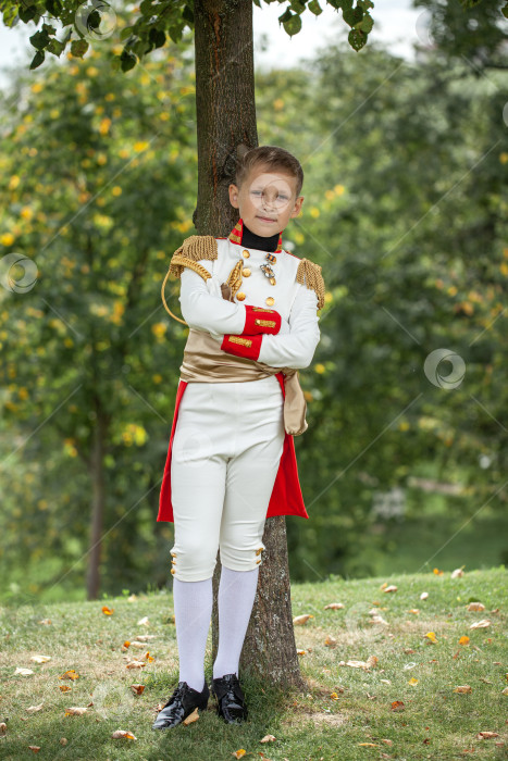 Скачать Маленький мальчик в образе персонажа из книги "Война и мир" фотосток Ozero