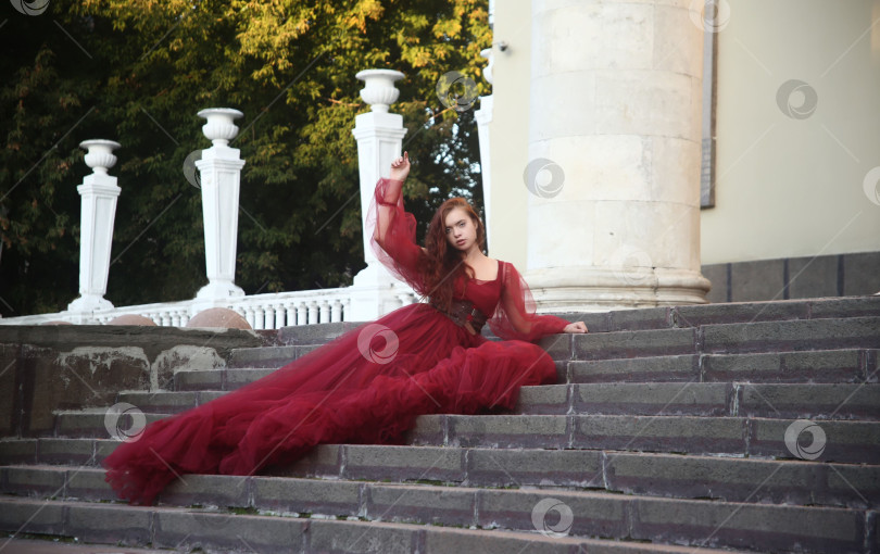 Скачать Красивая молодая девушка позирует в красном фотосток Ozero