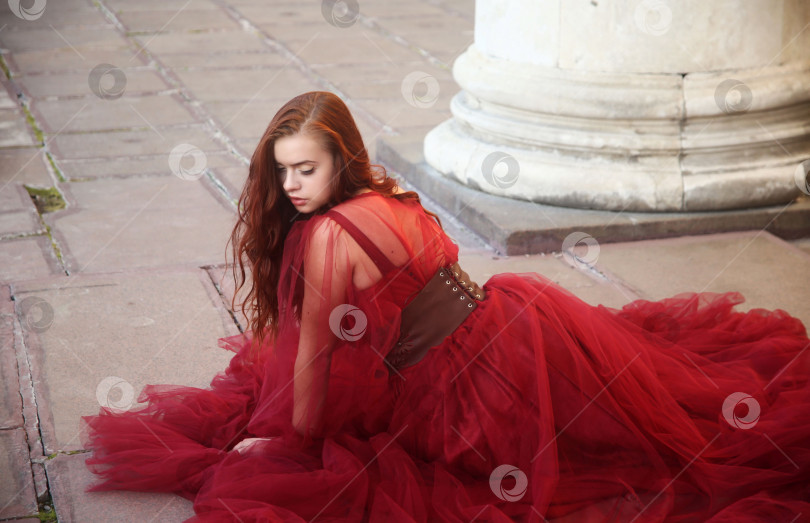 Скачать Красивая молодая девушка позирует фотосток Ozero