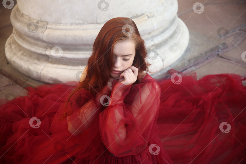 Скачать Красивая молодая девушка позирует фотосток Ozero