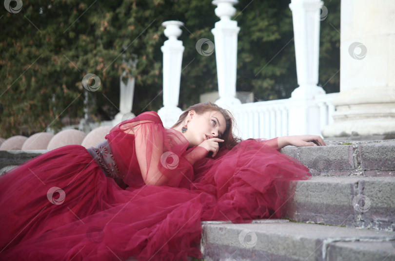 Скачать Красивая молодая девушка позирует фотосток Ozero