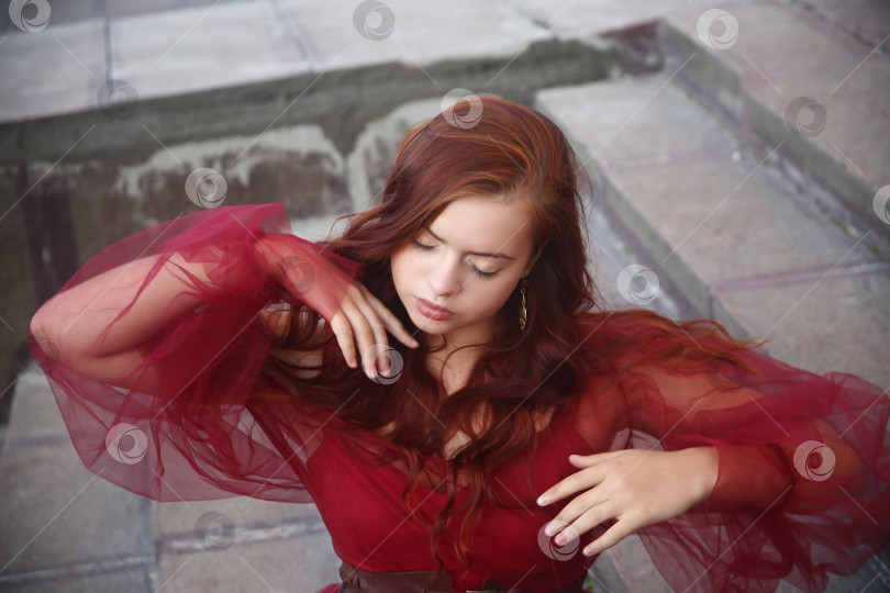 Скачать Красивая девушка позирует в красном фотосток Ozero