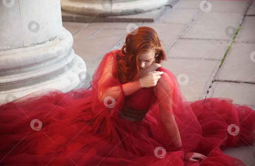 Скачать Красивая молодая девушка фотосток Ozero