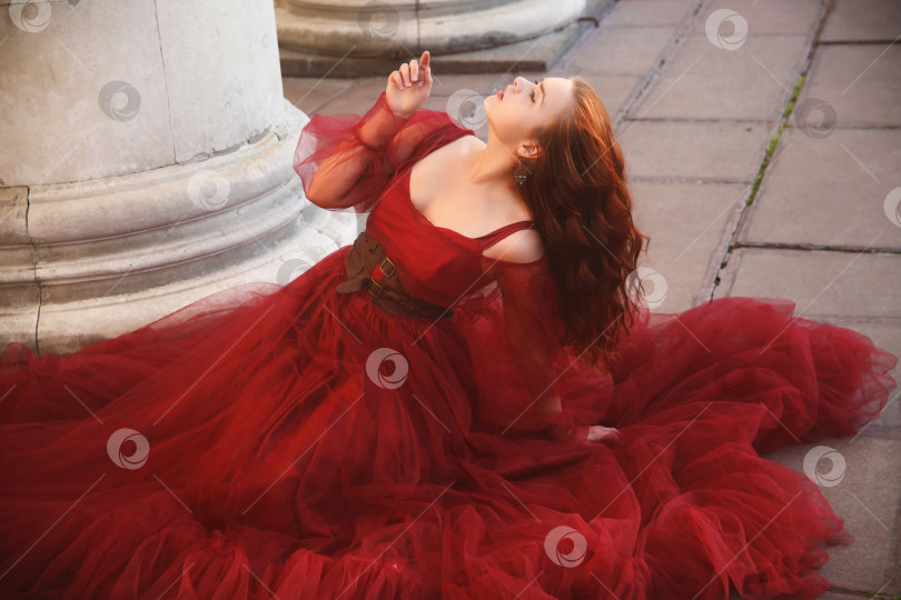 Скачать Красивая и молодая девушка гуляет фотосток Ozero