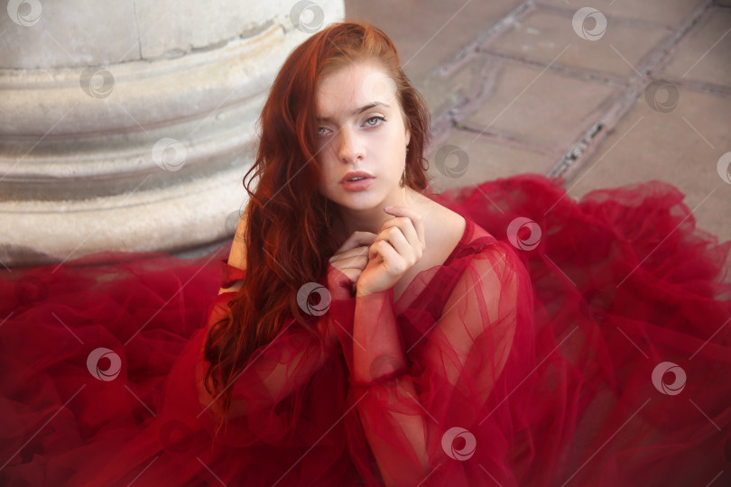 Скачать Красивая и молодая девушка гуляет фотосток Ozero