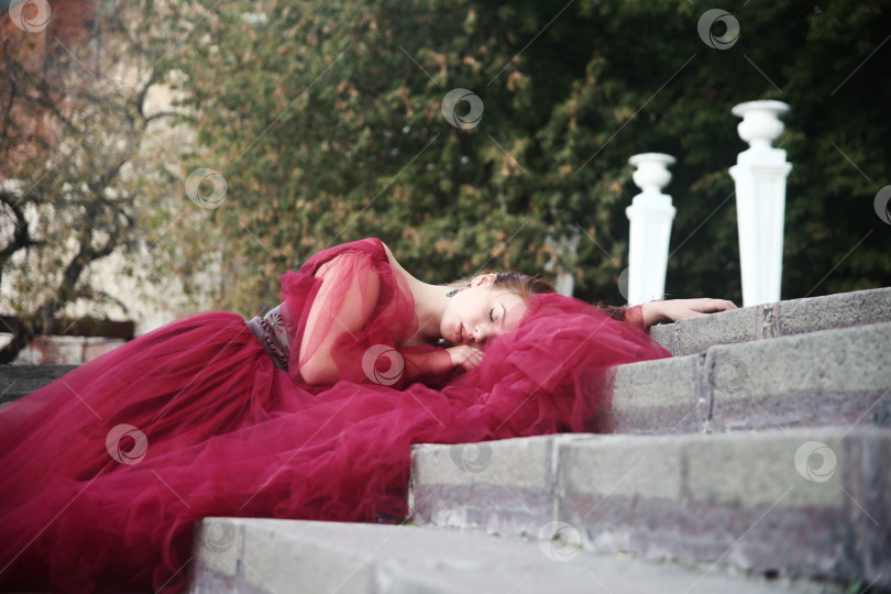 Скачать Красивая молодая девушка фотосток Ozero