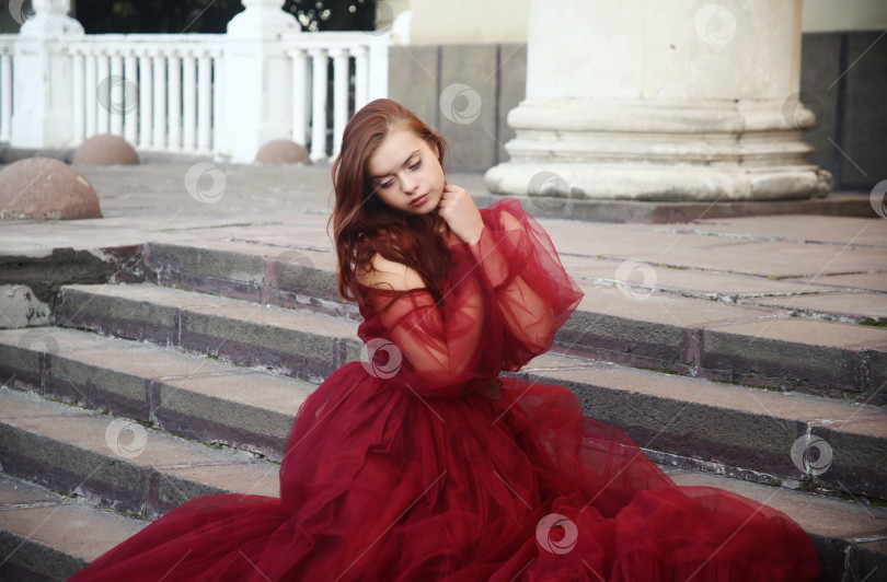 Скачать Красивая и молодая девушка гуляет фотосток Ozero