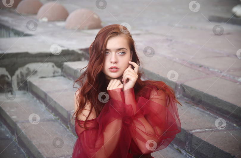 Скачать Красивая и молодая девушка гуляет фотосток Ozero