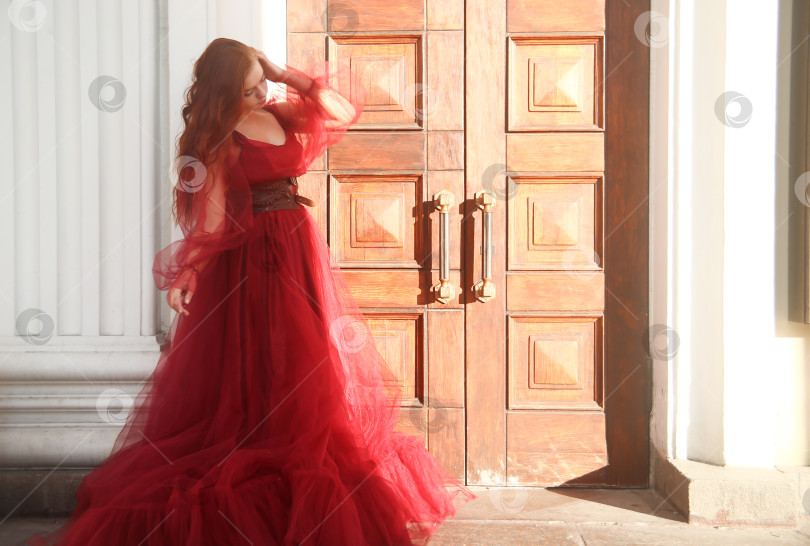 Скачать Красивая и молодая девушка гуляет в красном платье фотосток Ozero