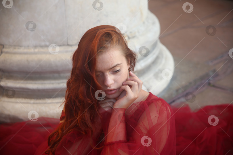 Скачать Девушка молодая в красивом красном платье фотосток Ozero