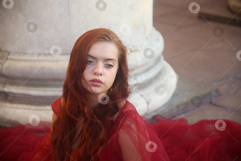 Скачать девушка молодая в красивом красном платье фотосток Ozero