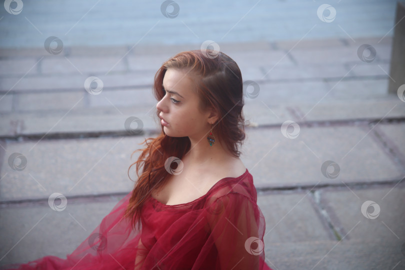 Скачать девушка молодая в красивом красном платье фотосток Ozero