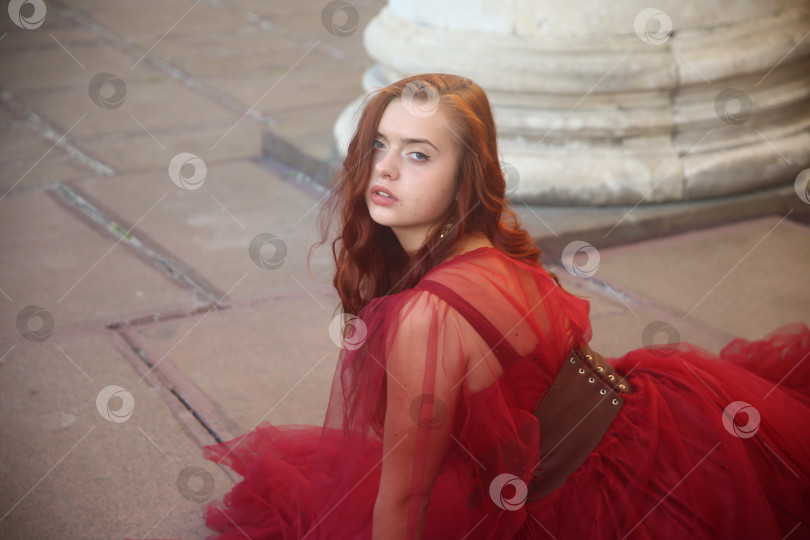 Скачать Девушка молодая в красивом красном платье фотосток Ozero