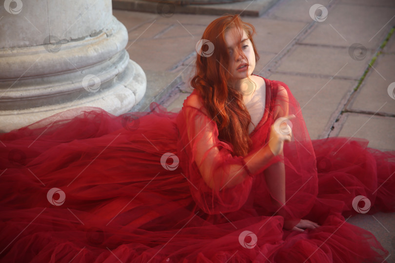 Скачать Девушка молодая в красивом красном платье фотосток Ozero