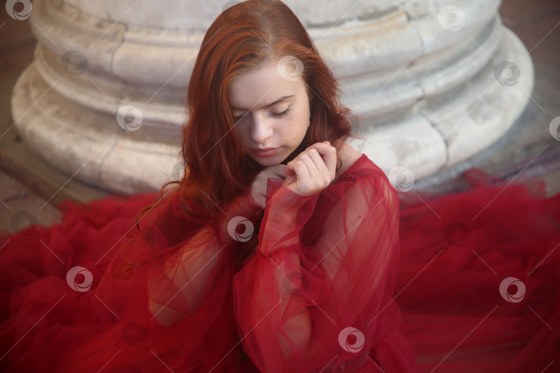 Скачать Девушка молодая в красивом красном платье фотосток Ozero