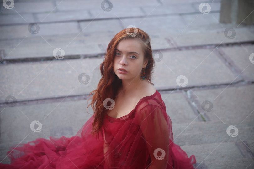 Скачать девушка молодая в красивом красном платье фотосток Ozero