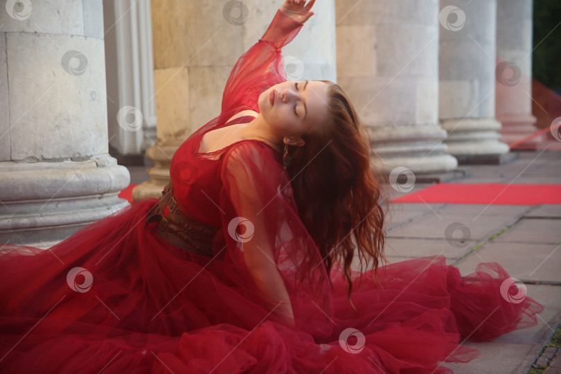 Скачать Девушка молодая в красивом красном платье позирует фотосток Ozero