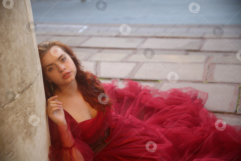 Скачать Девушка молодая в красивом красном платье фотосток Ozero