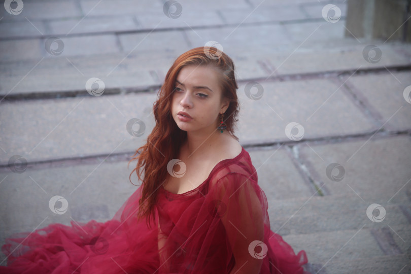 Скачать Девушка молодая и красивая фотосток Ozero