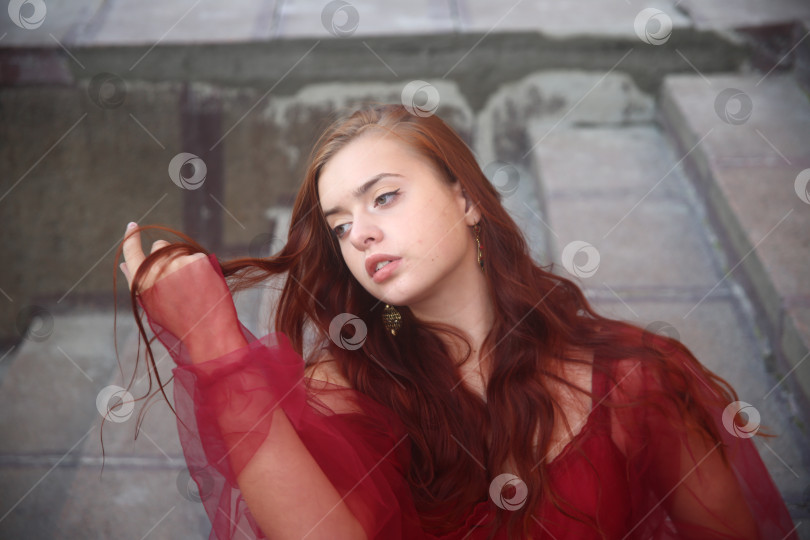 Скачать Девушка молодая позирует в красивом платье фотосток Ozero