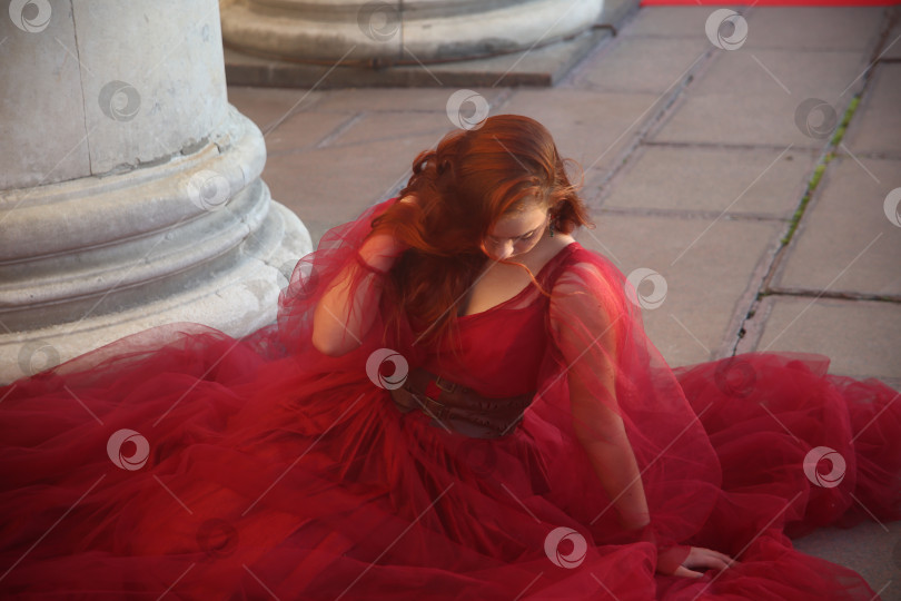 Скачать Девушка молодая позирует в  красном платье фотосток Ozero
