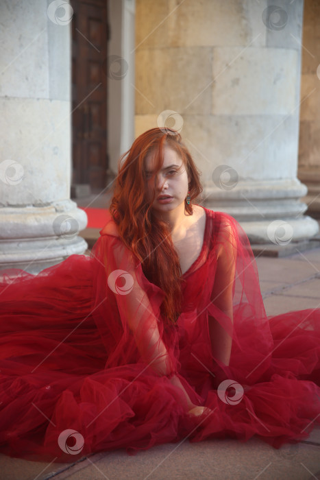 Скачать Девушка молодая позирует в красивом платье фотосток Ozero