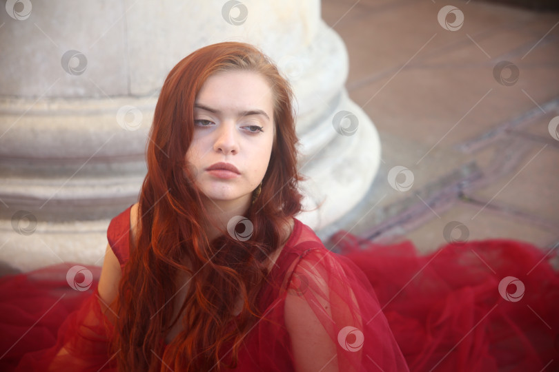 Скачать Девушка молодая позирует в красивом платье фотосток Ozero