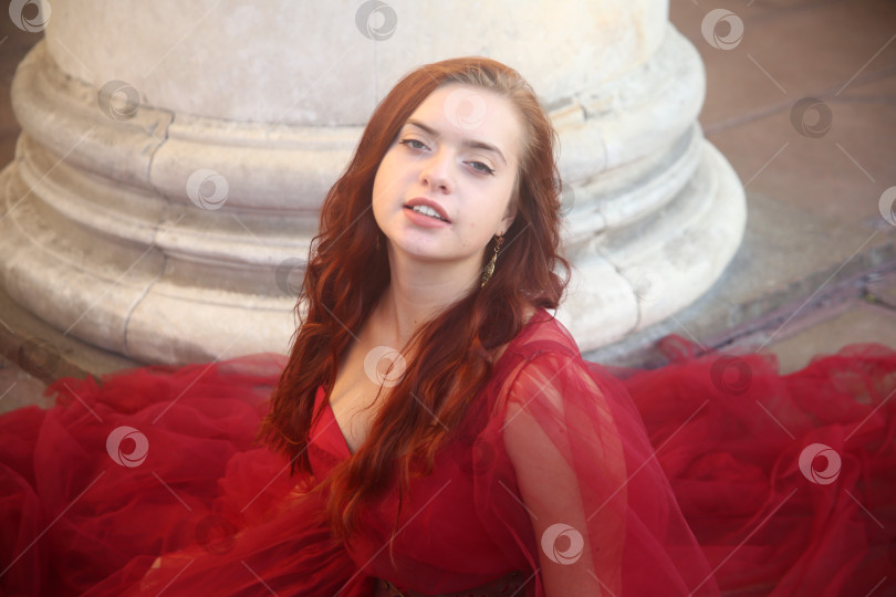 Скачать Девушка молодая позирует в красивом платье фотосток Ozero