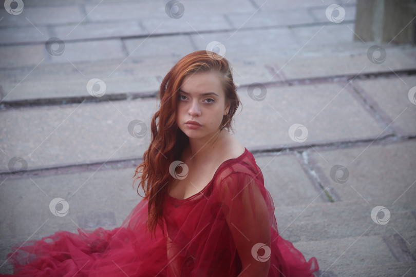 Скачать Девушка молодая позирует в красивом платье фотосток Ozero