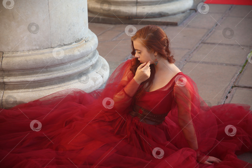 Скачать Девушка молодая позирует в красивом платье фотосток Ozero