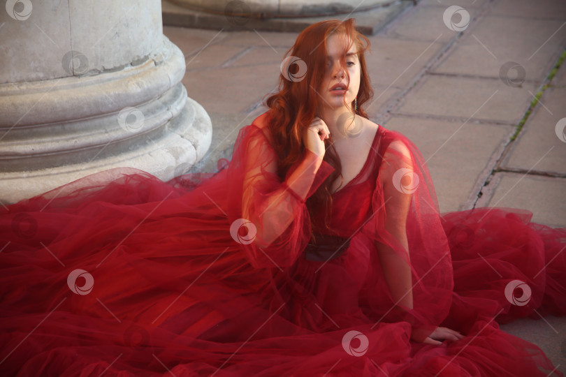 Скачать Девушка молодая позирует в красивом платье фотосток Ozero
