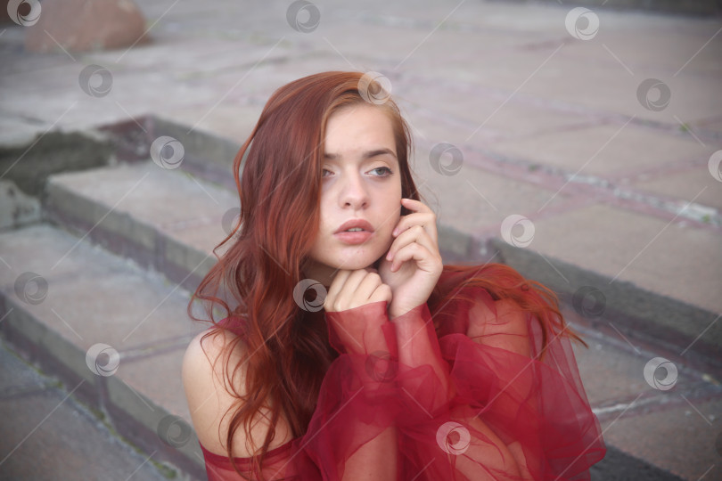 Скачать Девушка молодая позирует в красивом платье фотосток Ozero