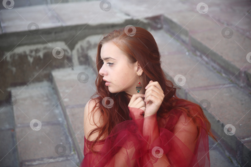 Скачать Девушка молодая позирует в красивом платье фотосток Ozero