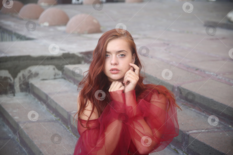 Скачать Молодая и красивая девушка в красном платье фотосток Ozero