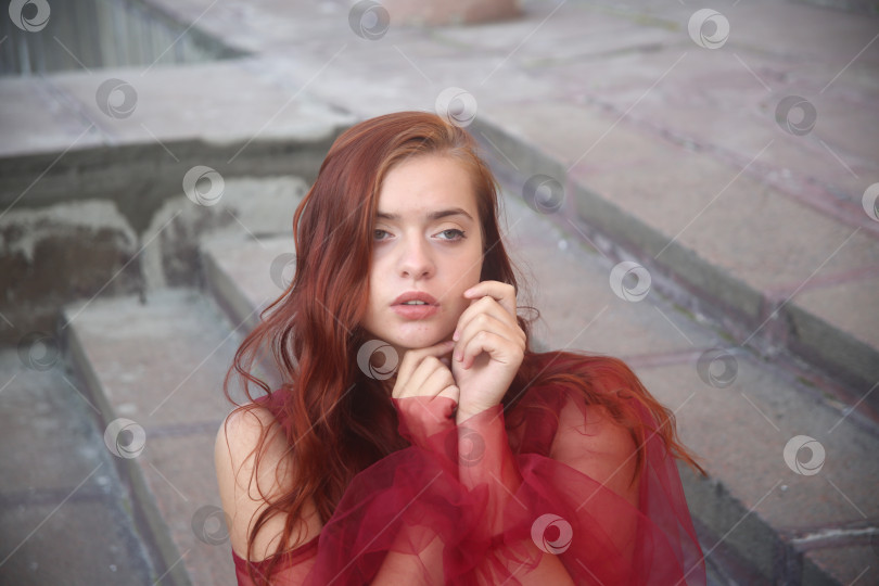 Скачать девушка молодая и красивая фотосток Ozero