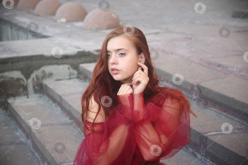 Скачать девушка молодая и красивая фотосток Ozero