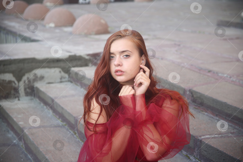 Скачать девушка молодая и красивая фотосток Ozero