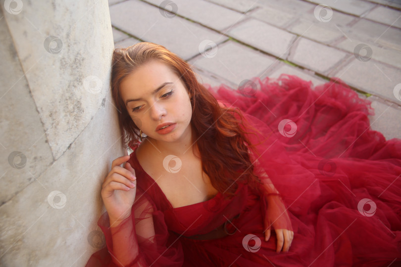 Скачать девушка молодая и красивая в красном платье фотосток Ozero