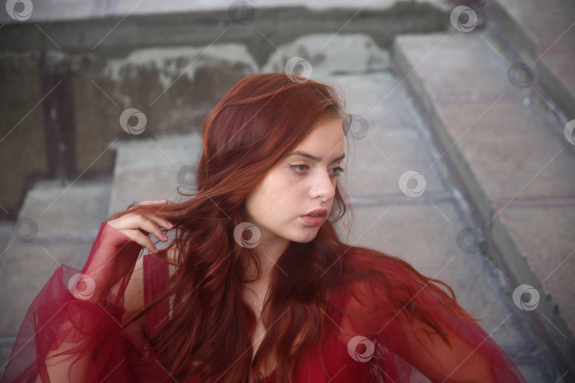 Скачать Молодая девушка в красном платье фотосток Ozero