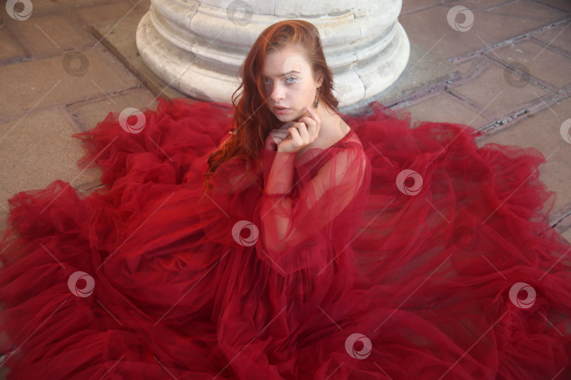 Скачать девушка молодая и красивая фотосток Ozero