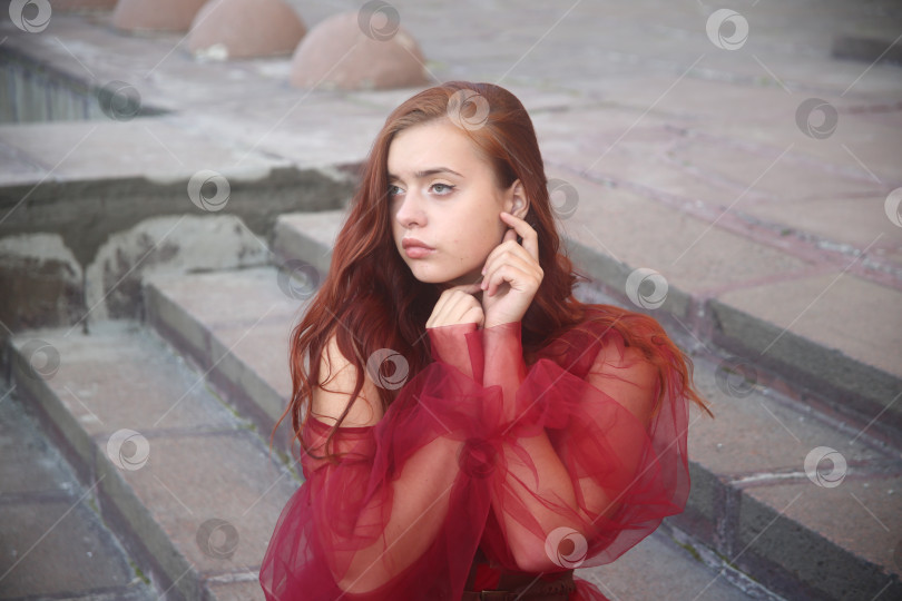 Скачать Молодая и красивая девушка  в красном платье фотосток Ozero