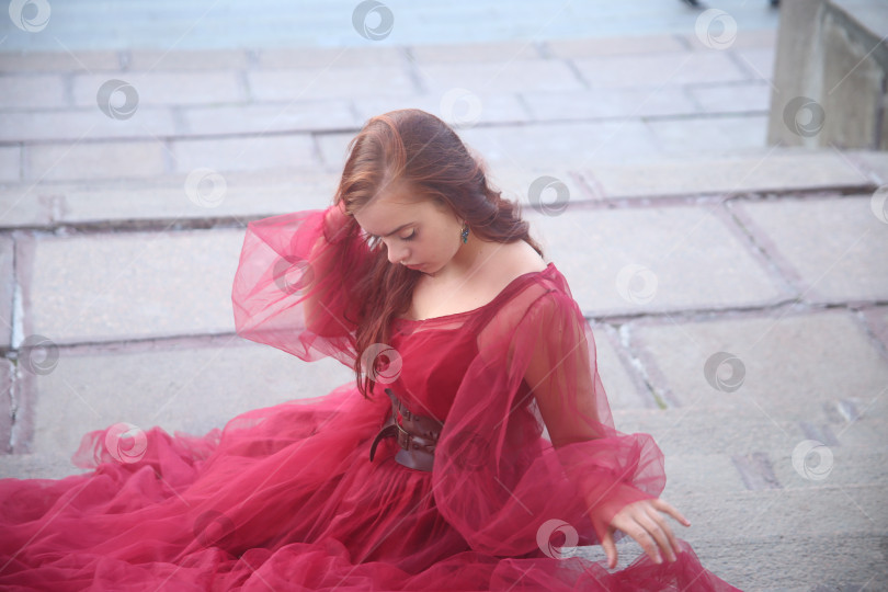 Скачать Молодая девушка в красном платье фотосток Ozero