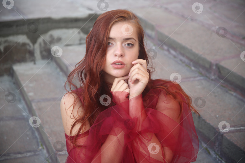 Скачать Молодая девушка в красном платье фотосток Ozero