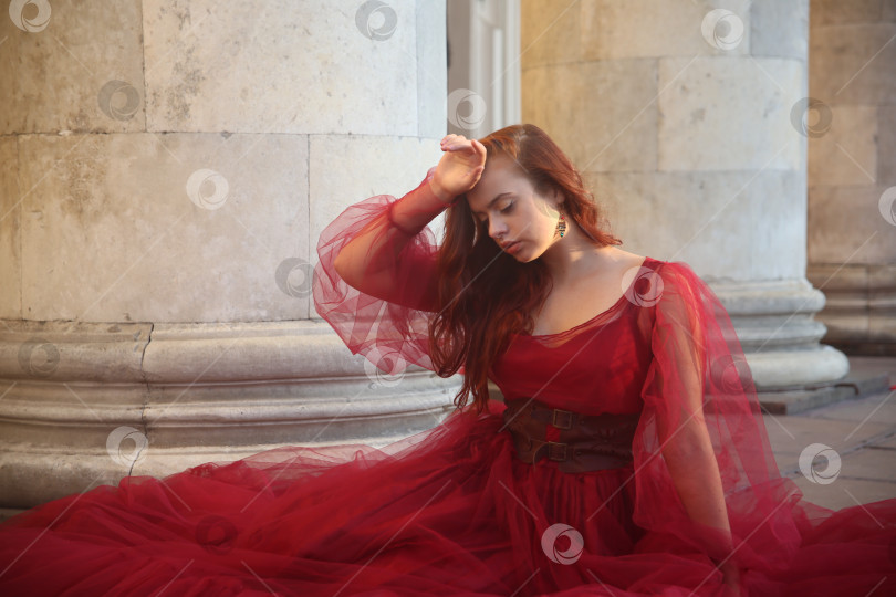 Скачать Молодая девушка в красном платье фотосток Ozero